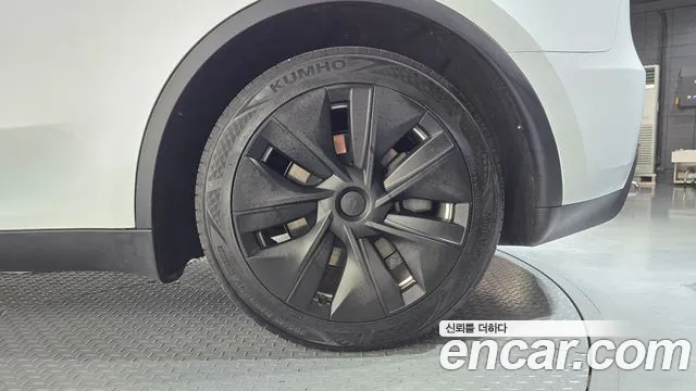 Tesla Model Y — Фото автомобиля 19