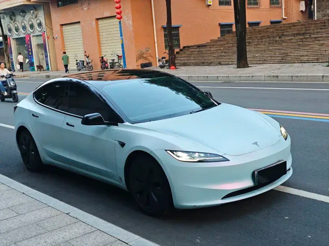 Tesla Model 3 — Фото автомобиля 3