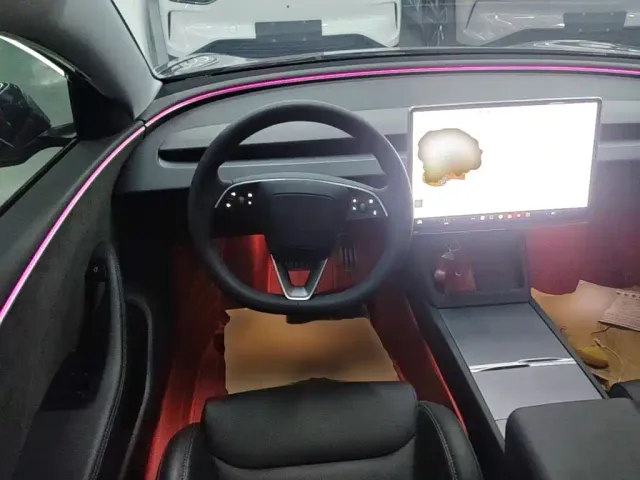 Tesla Model 3 — Фото автомобиля 10