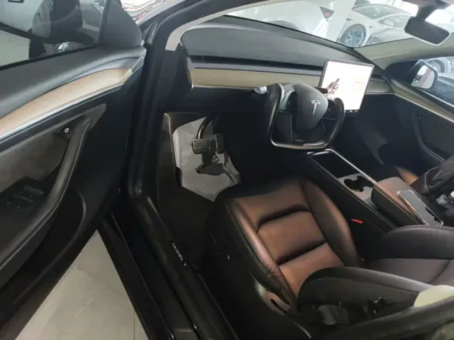 Tesla Model Y — Фото автомобиля 15