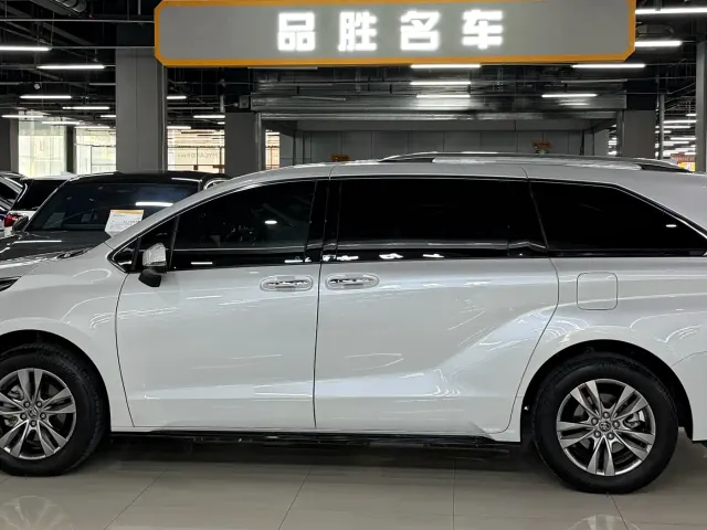 Toyota Sienna — Фото автомобиля 4