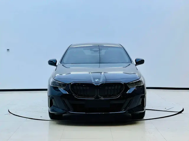 BMW 5 Series — Фото автомобиля 3