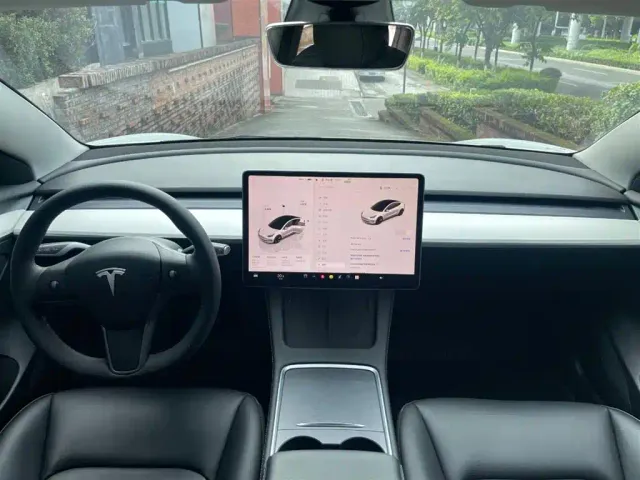 Tesla Model 3 — Фото автомобиля 3