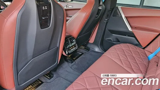 BMW iX — Фото автомобиля 12