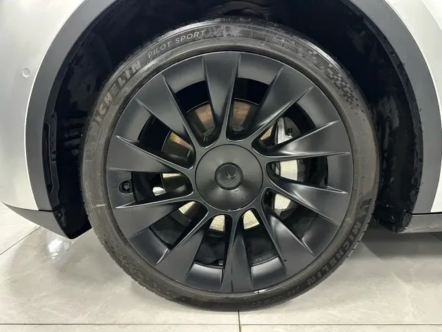 Tesla Model Y — Фото автомобиля 23