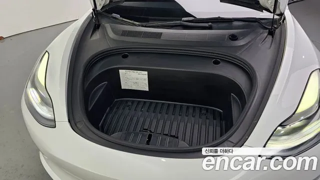 Tesla Model 3 — Фото автомобиля 5