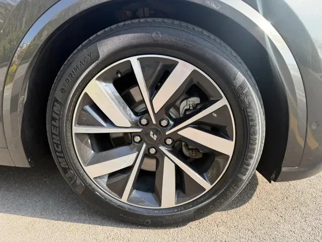 Li Auto L8 — Фото автомобиля 4