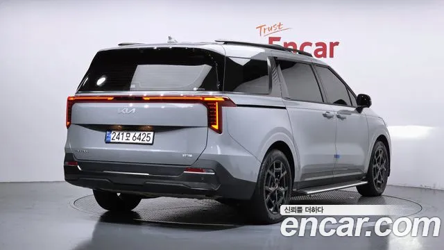 Kia Carnival Generation 4 — Фото автомобиля 2