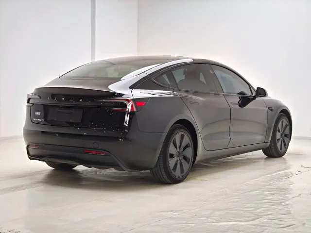 Tesla Model 3 — Фото автомобиля 7