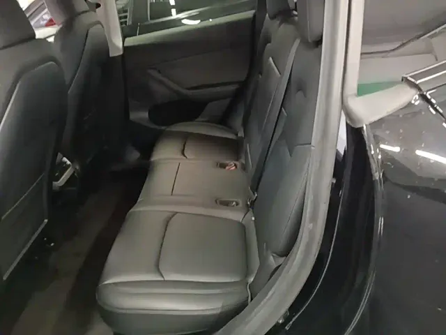 Tesla Model Y — Фото автомобиля 16