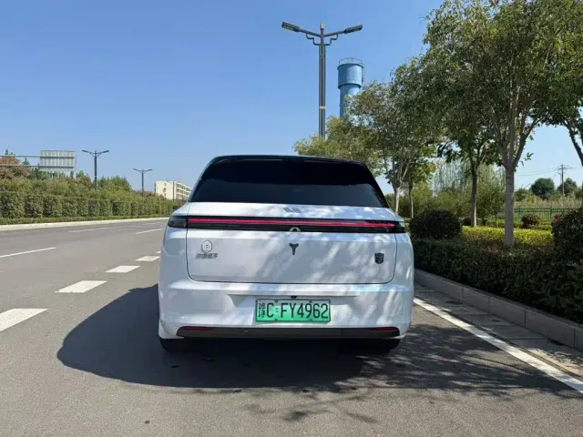 Li Auto L7 — Фото автомобиля 5