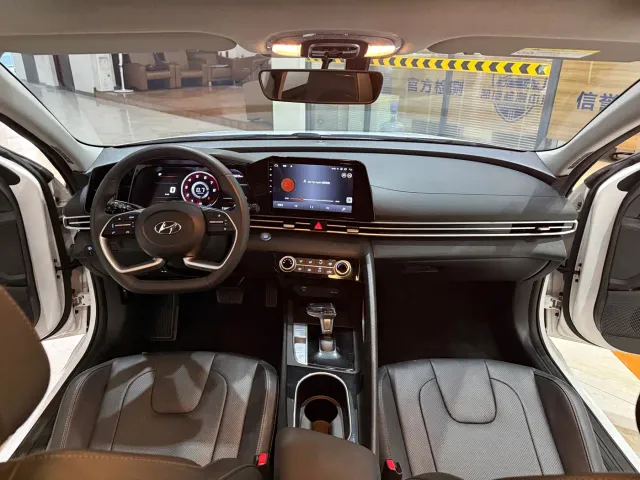 Hyundai Elantra — Фото автомобиля 12