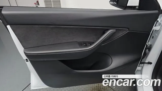 Tesla Model Y — Фото автомобиля 13