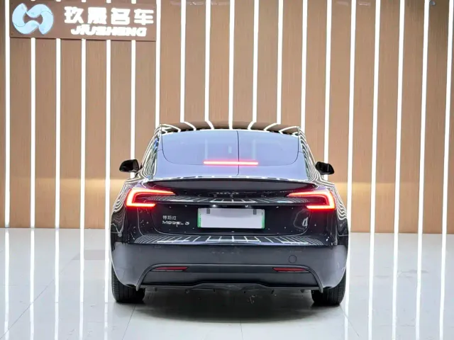 Tesla Model 3 — Фото автомобиля 5