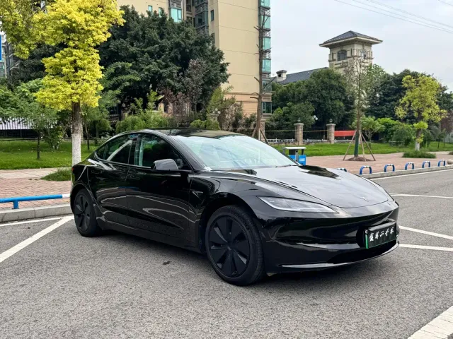 Tesla Model 3 — Фото автомобиля 3