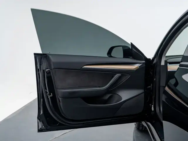 Tesla Model 3 — Фото автомобиля 16