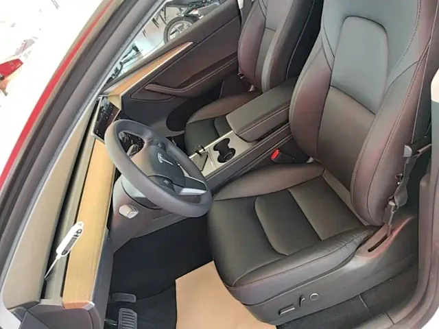Tesla Model Y — Фото автомобиля 14