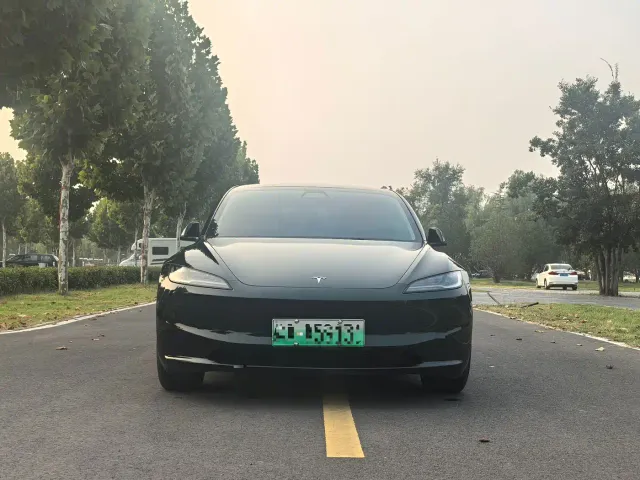 Tesla Model 3 — Фото автомобиля 2
