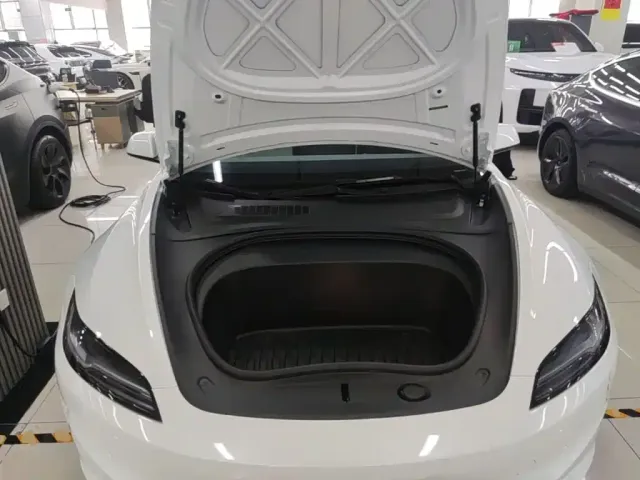 Tesla Model 3 — Фото автомобиля 19