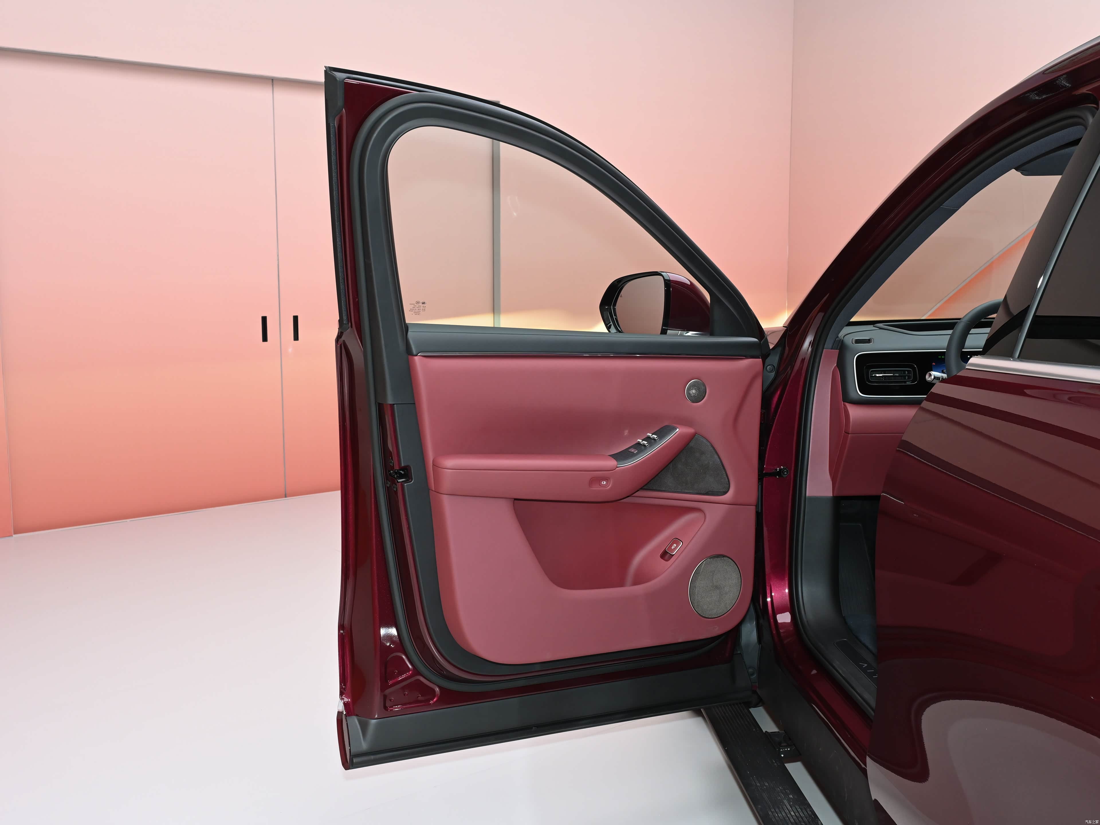 AITO M7 EREV Ultra 5 seats 4wd — Фото автомобиля 8