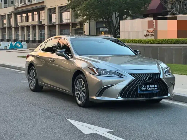 Lexus ES — Фото автомобиля 3