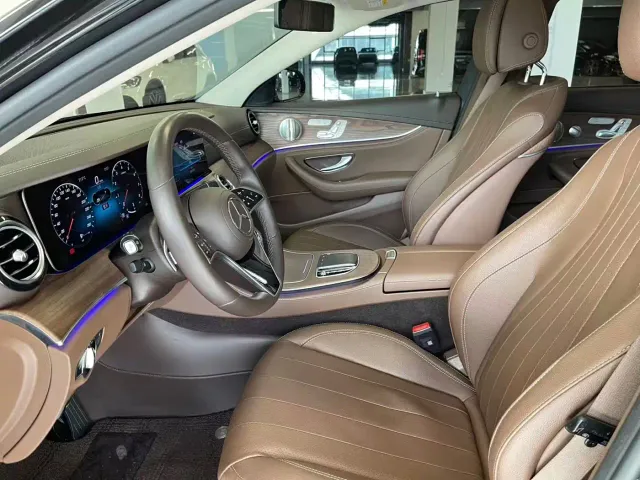 Mercedes-Benz E-Class — Фото автомобиля 4