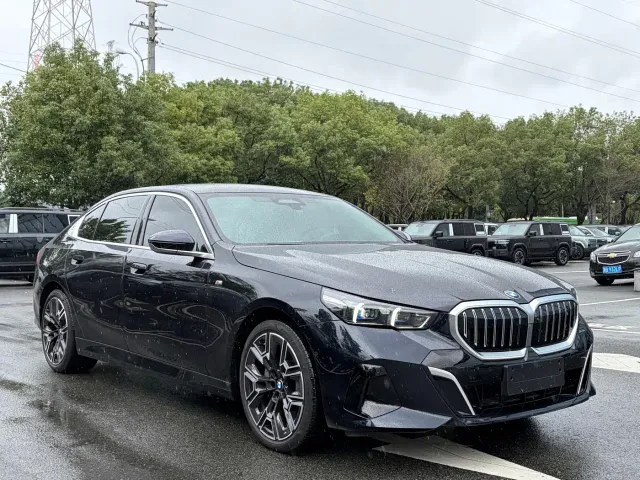 BMW 5 Series — Фото автомобиля 3