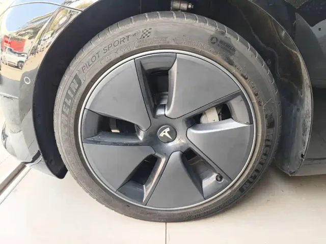 Tesla Model 3 — Фото автомобиля 22