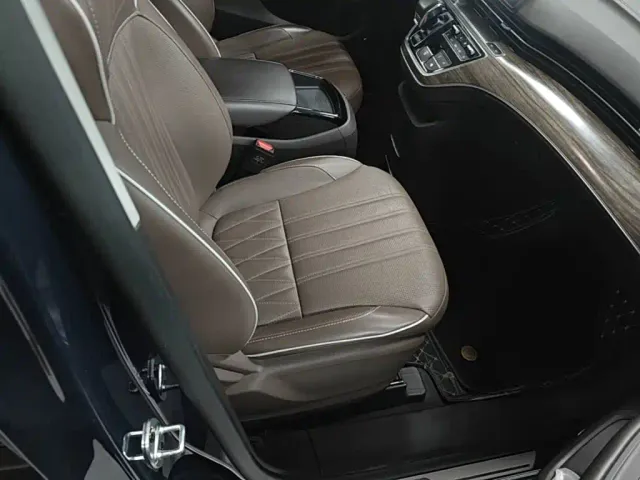 Roewe iMAX8 — Фото автомобиля 24