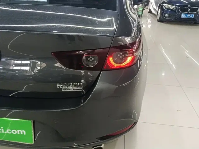 Mazda Axela — Фото автомобиля 7