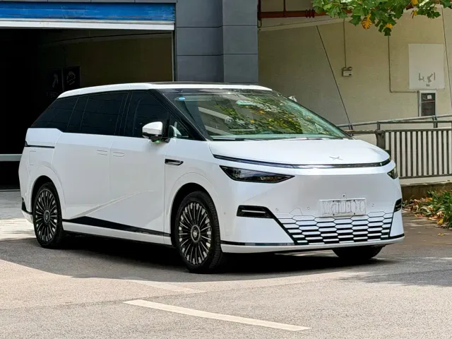 Xpeng X9 — Фото автомобиля 3