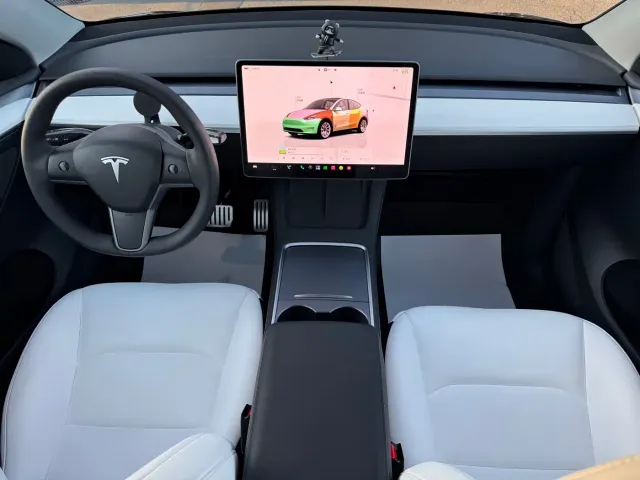 Tesla Model Y — Фото автомобиля 18
