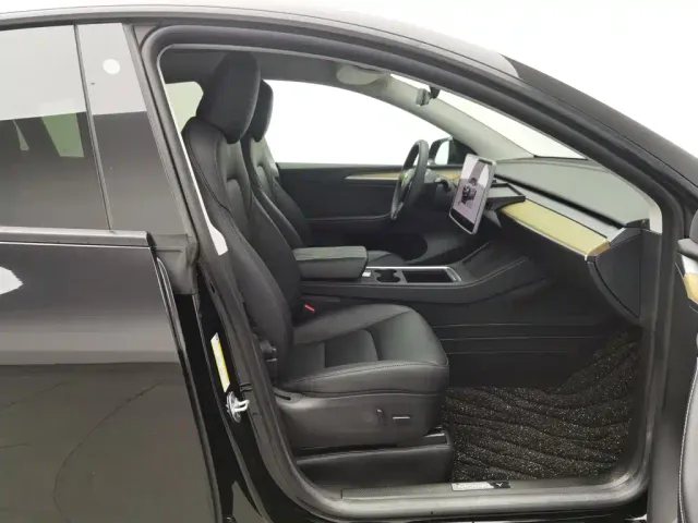 Tesla Model Y — Фото автомобиля 23
