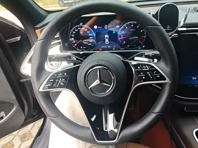 Mercedes-Benz E-Class — Фото автомобиля 15