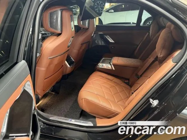 BMW 7 Series G70 — Фото автомобиля 11