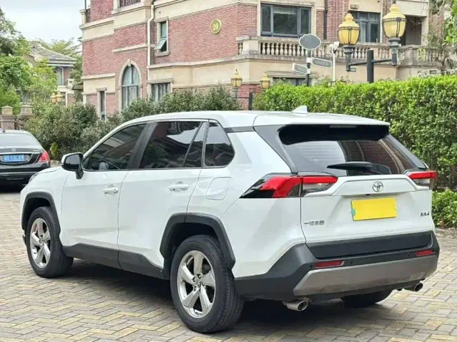 Toyota RAV4 — Фото автомобиля 6