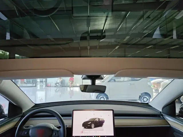 Tesla Model Y — Фото автомобиля 17