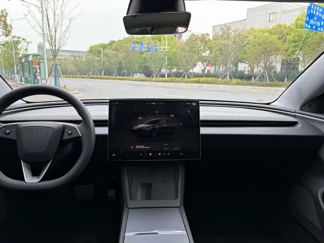 Tesla Model 3 — Фото автомобиля 6