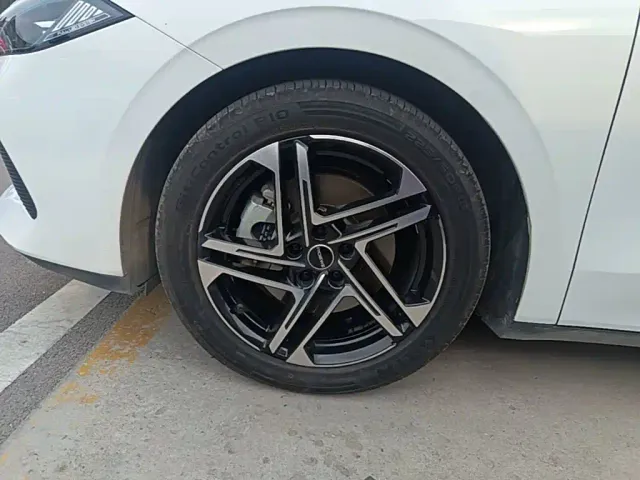 Roewe D7 — Фото автомобиля 22