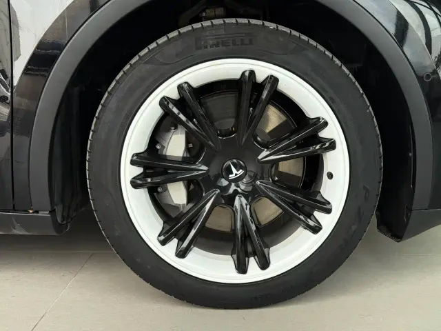 Tesla Model Y — Фото автомобиля 16
