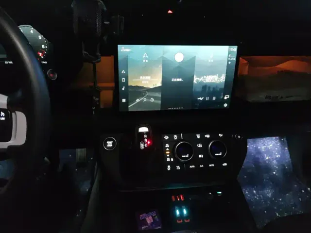 Land Rover Defender — Фото автомобиля 13