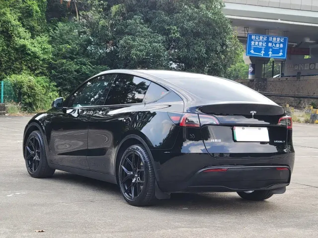 Tesla Model Y — Фото автомобиля 15