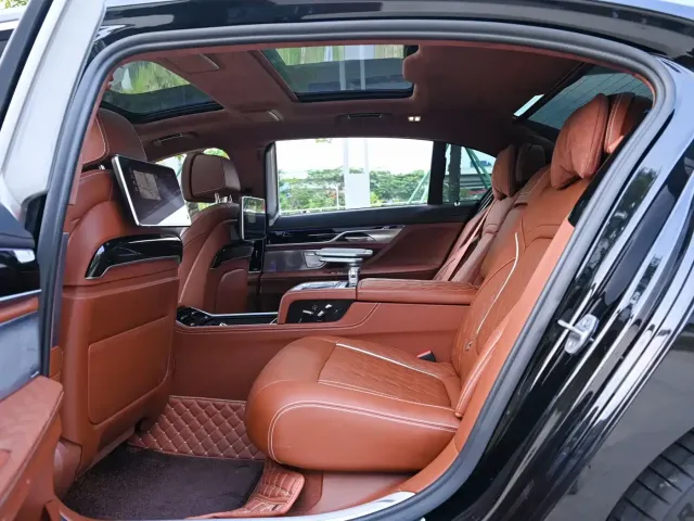 BMW 7 Series — Фото автомобиля 17