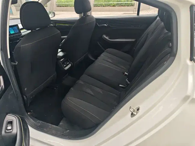Roewe i5 — Фото автомобиля 14