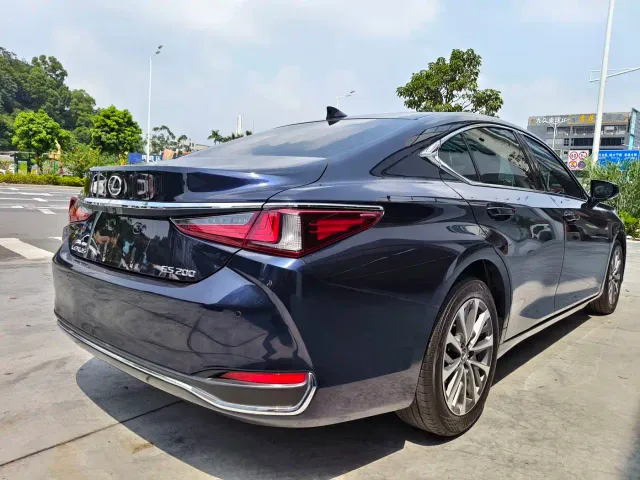 Lexus ES — Фото автомобиля 15