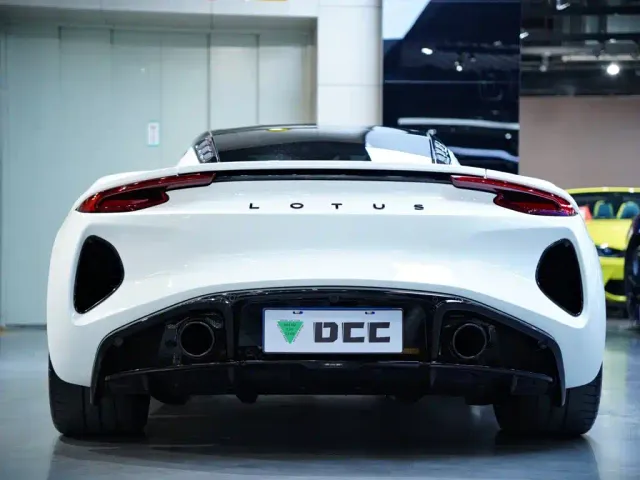 Lotus Emira — Фото автомобиля 7