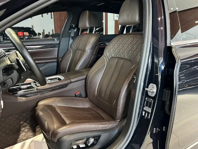 BMW 7 Series — Фото автомобиля 11