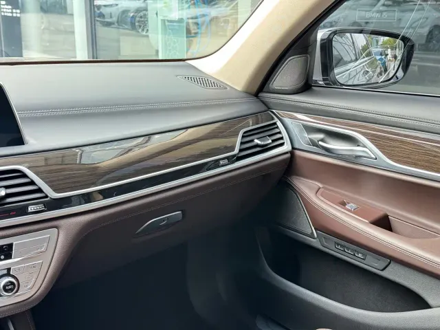 BMW 7 Series — Фото автомобиля 10