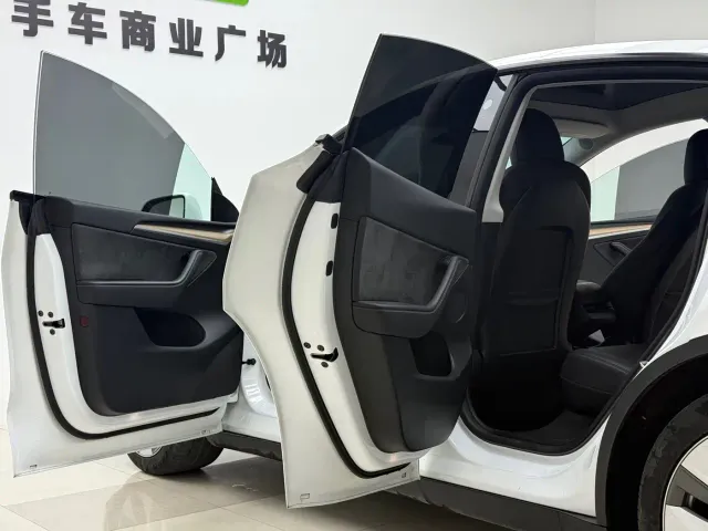 Tesla Model Y — Фото автомобиля 3
