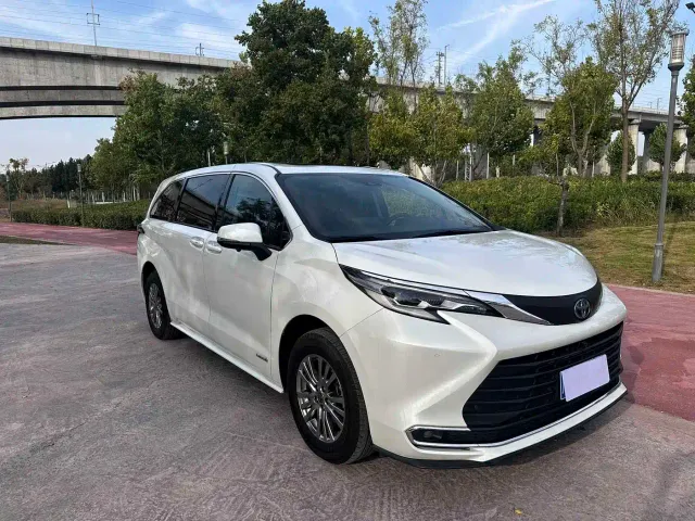 Toyota Sienna — Фото автомобиля 2